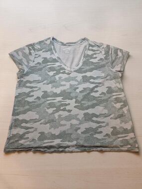 Universal Thread Green Camo Short Sleeve V-Neck Tee